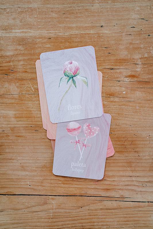 Small cards with flower illustrations